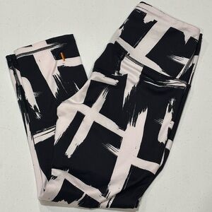 Lucy Activewear Get Going Capri Athletic Pants, Black and White Abstract, S/P
